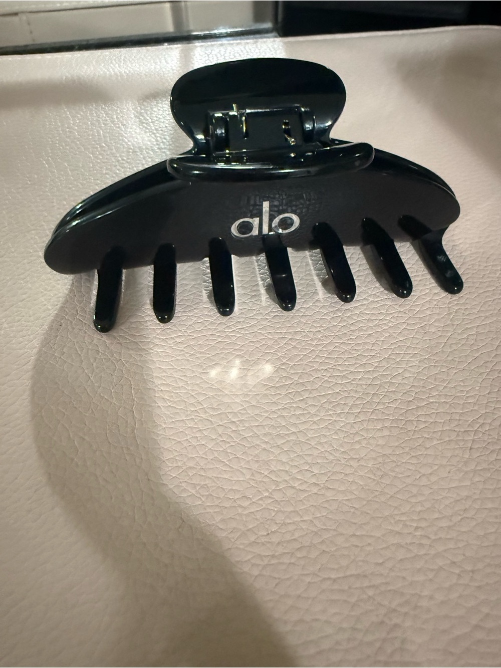 ALO Yoga Black Hair Claw Clip - Picture 6 of 7